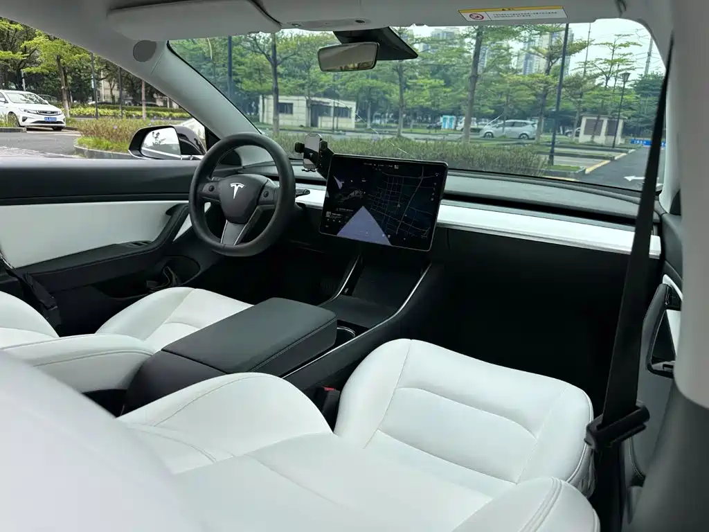 Tesla Model 3 — миниатюра 10