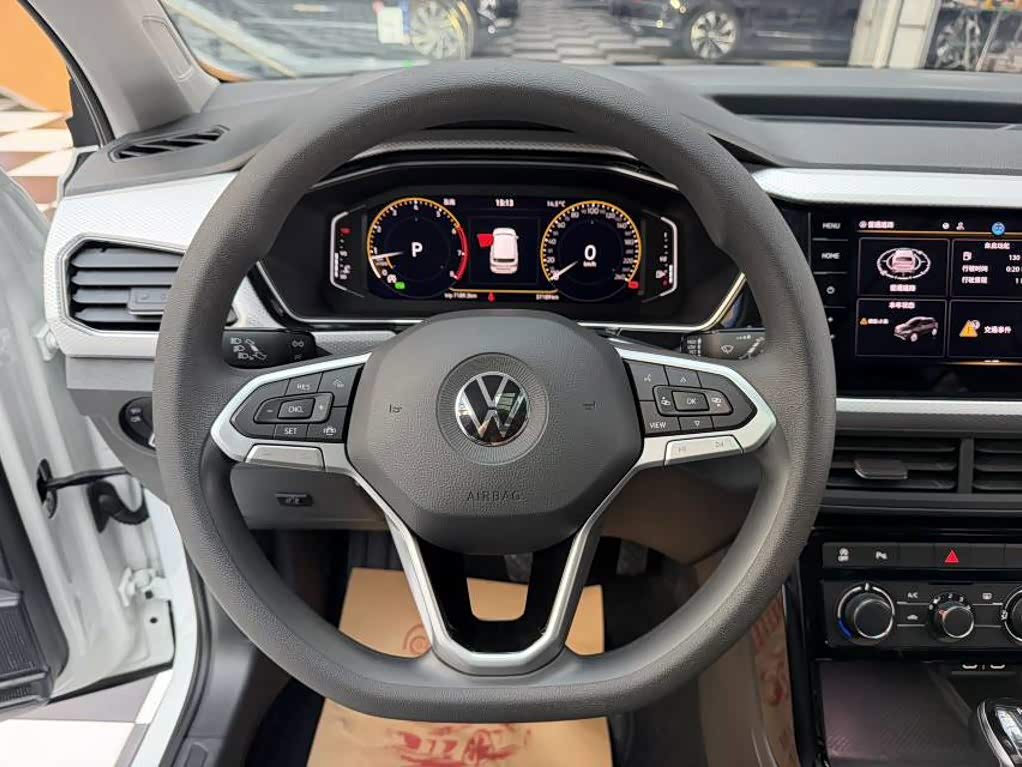 Volkswagen Passat 1.5 л 2023 г. Белый, пробег 37000 км