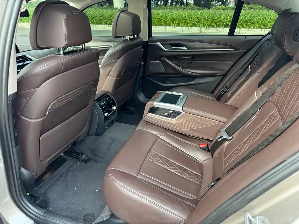 BMW 5 Series — миниатюра 10