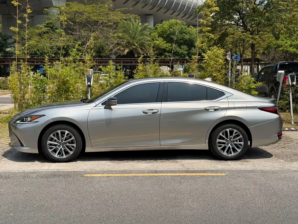 Lexus ES 2022 200