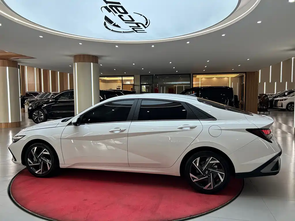 Hyundai Elantra — миниатюра 8