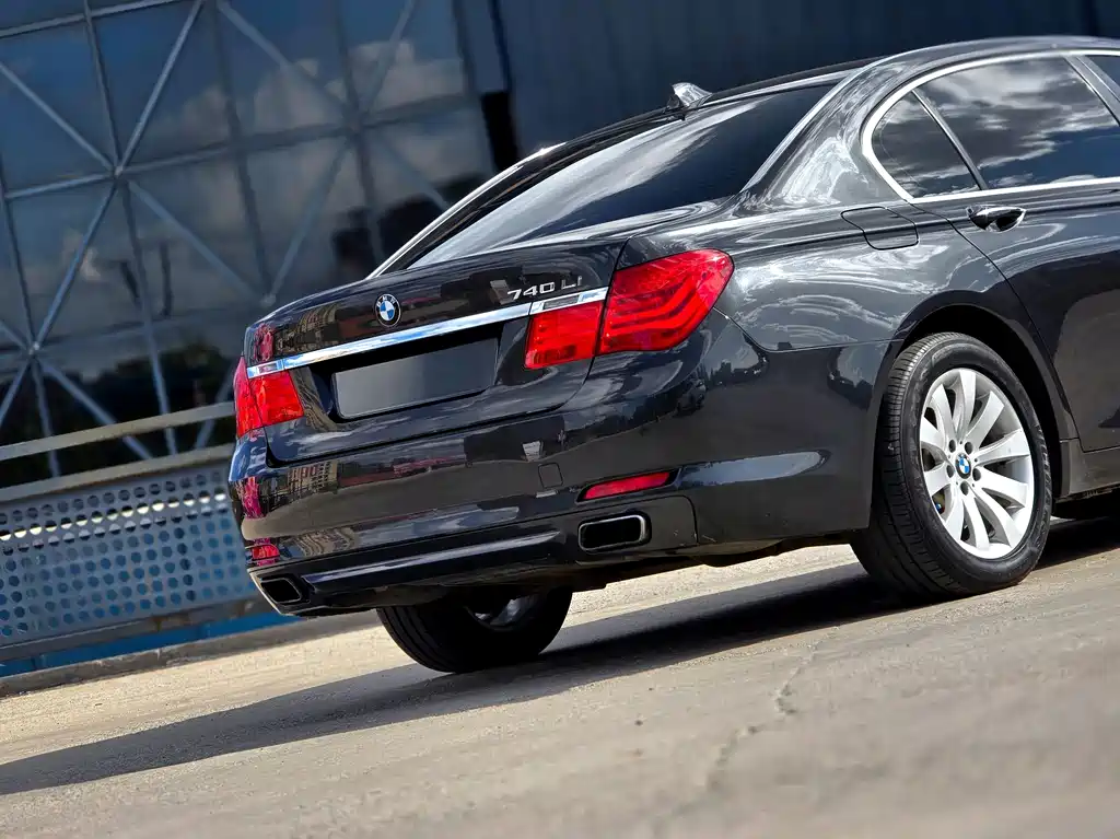 BMW 7 Series — миниатюра 7
