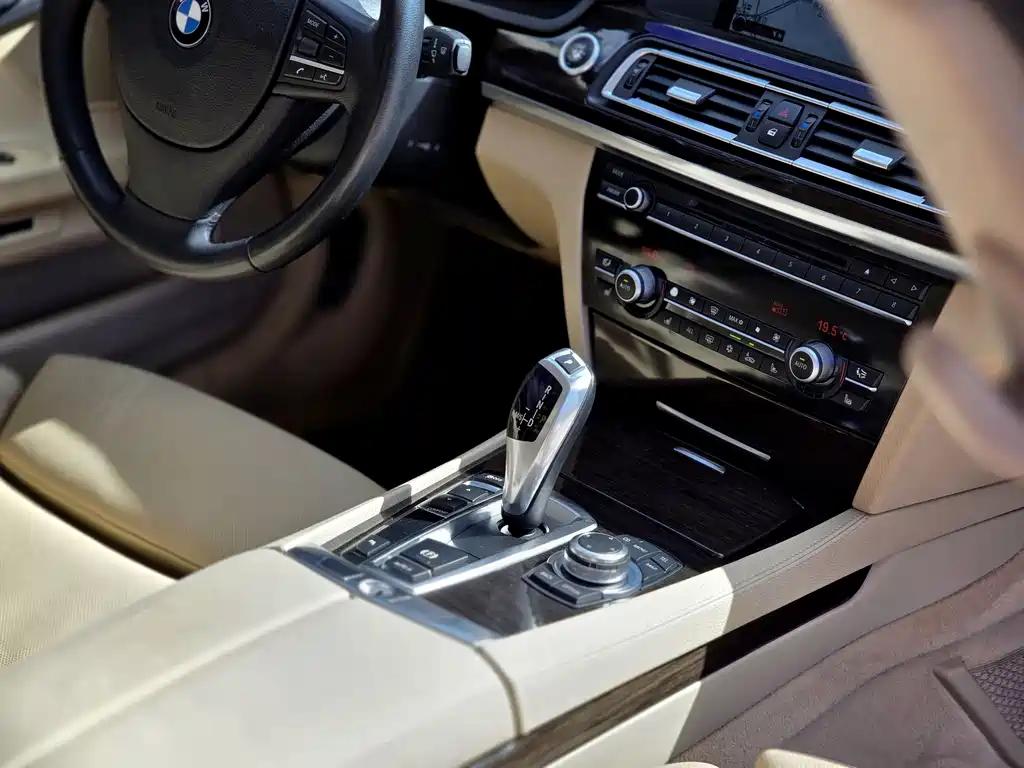 BMW 7 Series — миниатюра 10