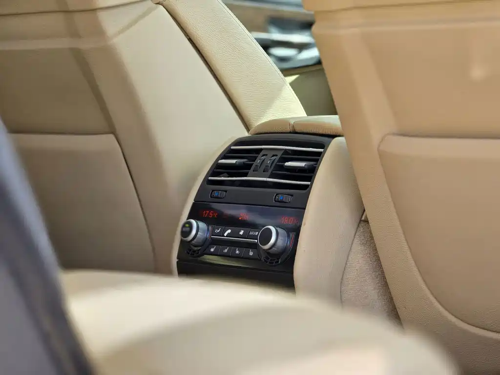 BMW 7 Series — миниатюра 17
