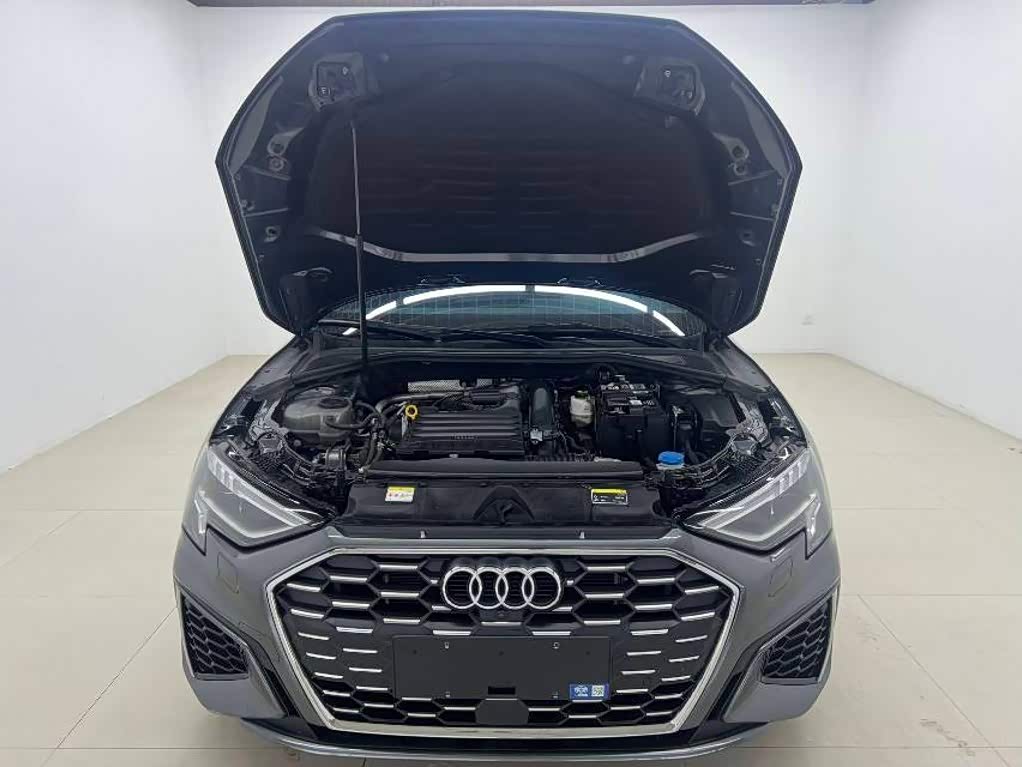 Audi A3 1.4 л 2023 г. Серебристо-серый, пробег 33000 км