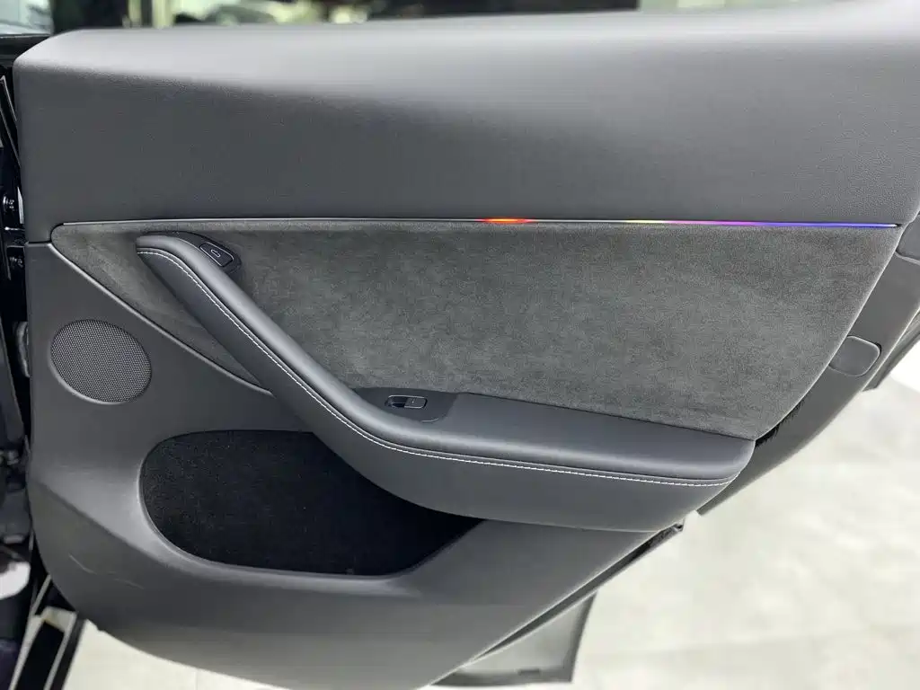 Tesla Model Y — миниатюра 33