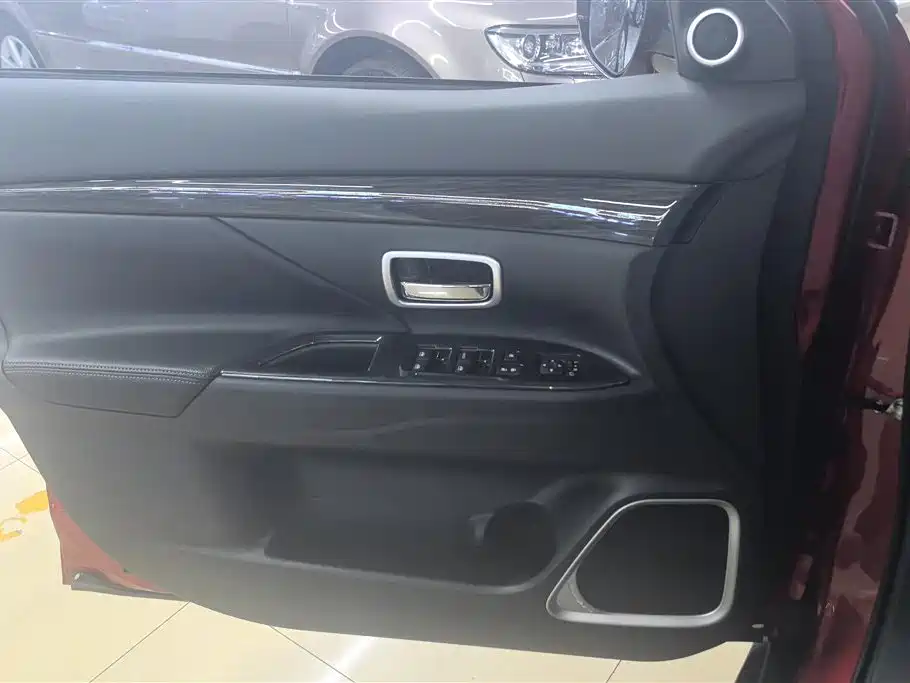 Mitsubishi Outlander 2018 2.0L 5 мест