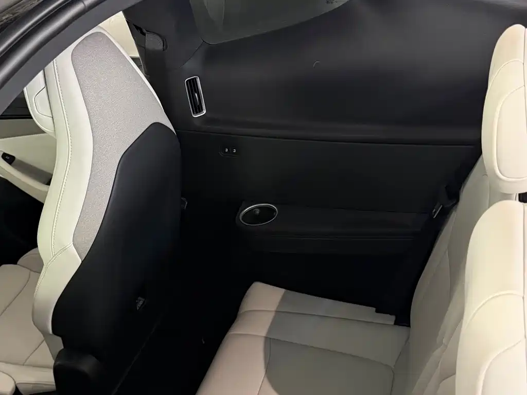 Tesla Model Y L — миниатюра 10