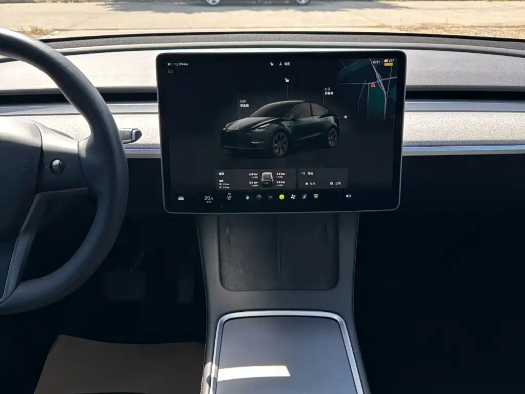 Tesla Model Y — миниатюра 21