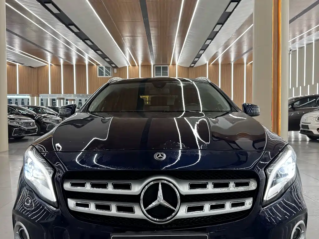 MERCEDES-BENZ GLA