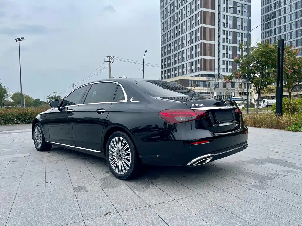 MERCEDES-BENZ E CLASS