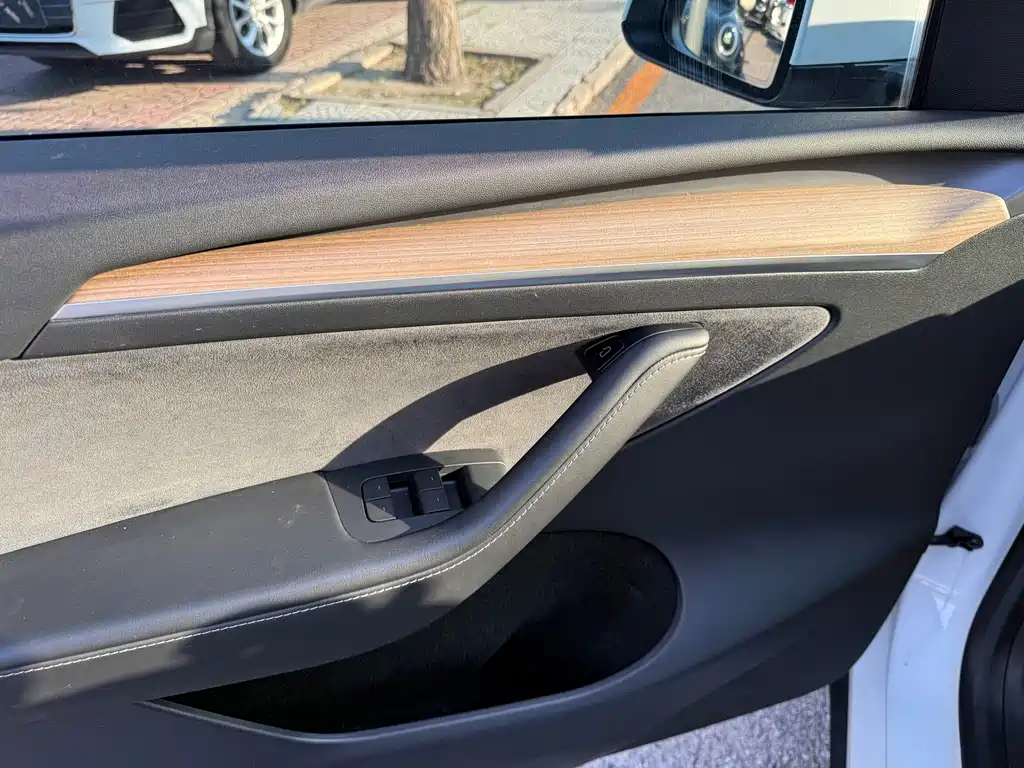 Tesla Model Y — миниатюра 7