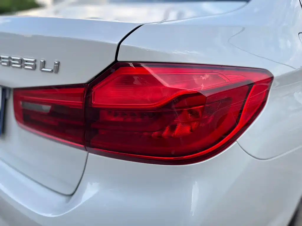 BMW 5 Series — миниатюра 11