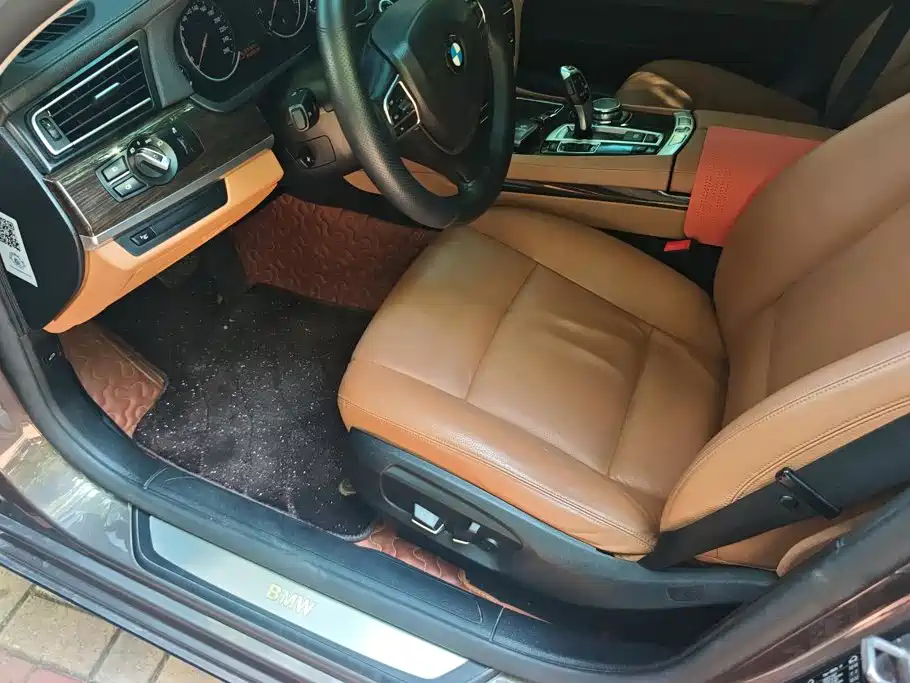 BMW 7 Series — миниатюра 9