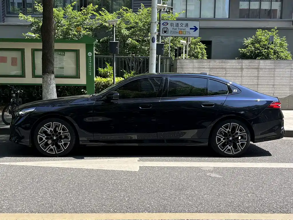 BMW 5 Series — миниатюра 4