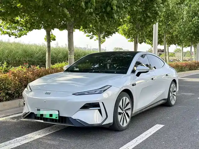 2024 Geely Galaxy E8