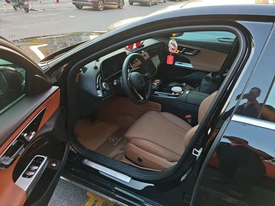 Mercedes-Benz E-Class — миниатюра 5