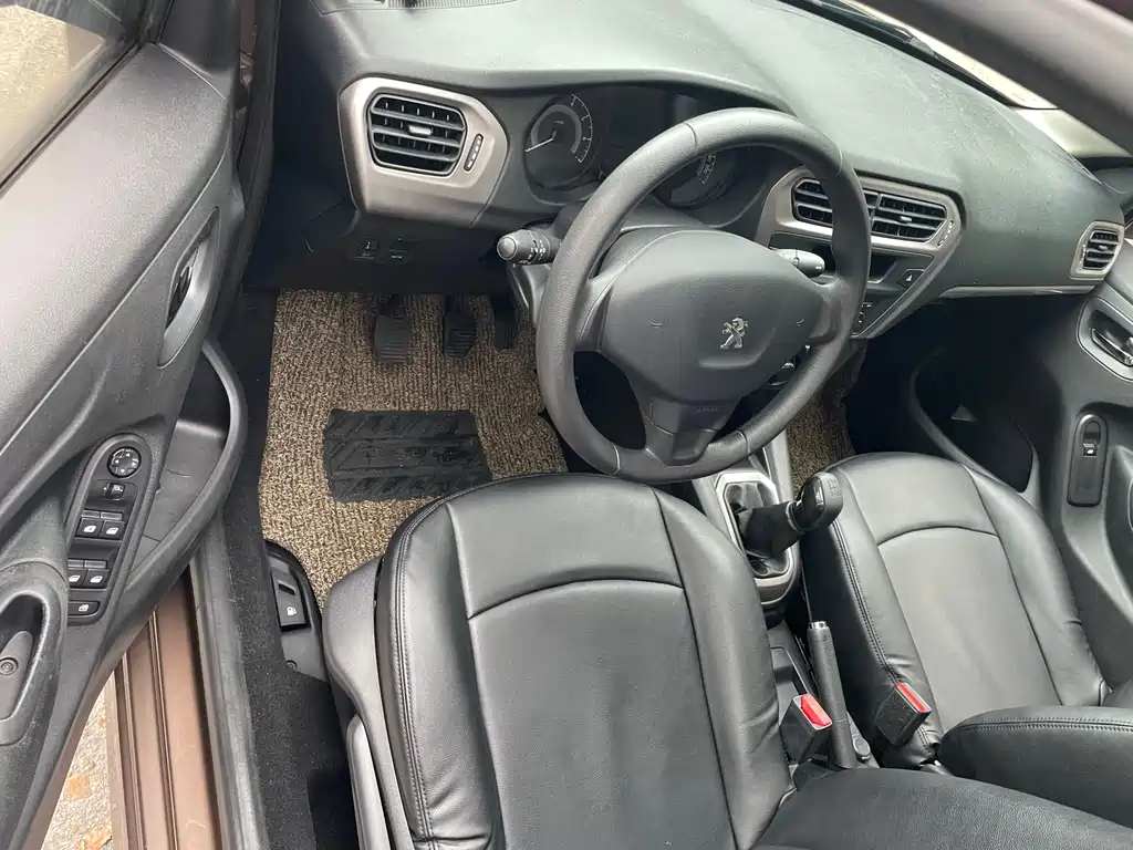 Peugeot 301 2014 1.6L MT Comfort