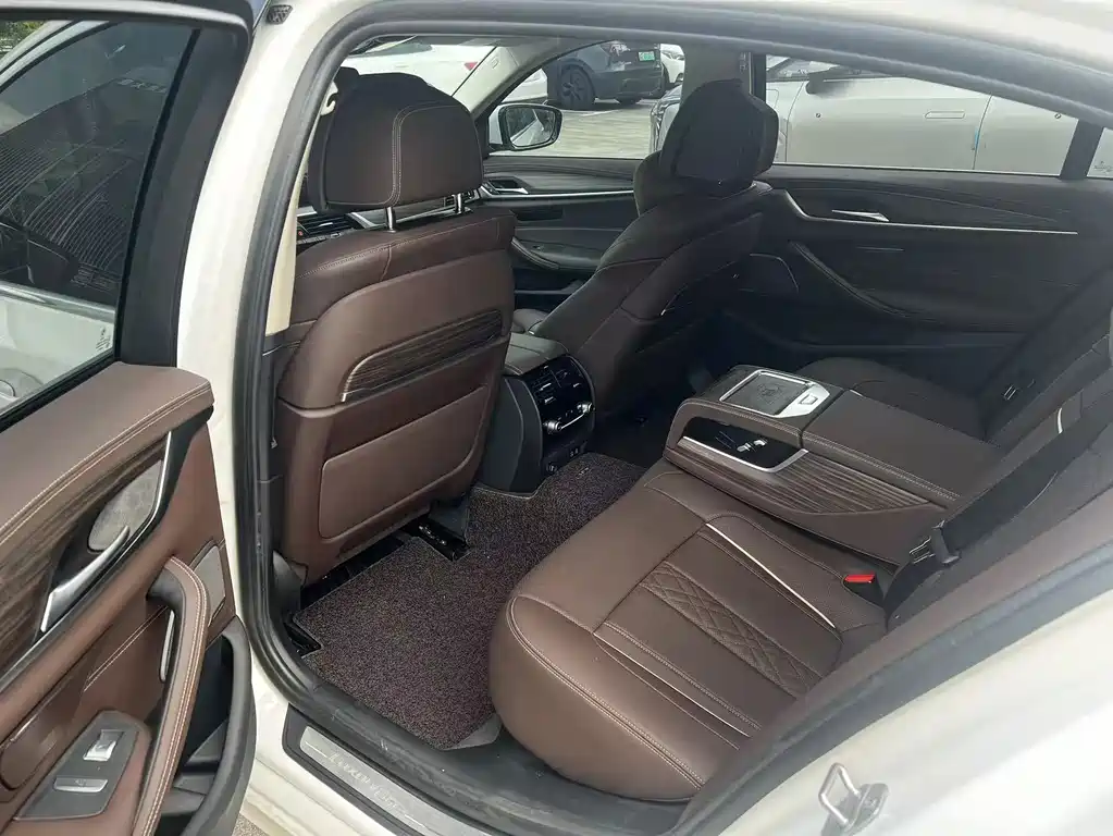 BMW 5 Series — миниатюра 10