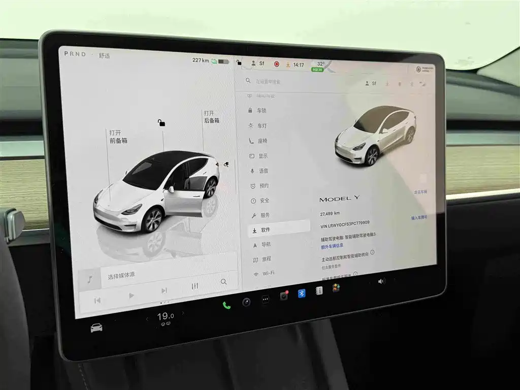 Tesla Model Y — миниатюра 9