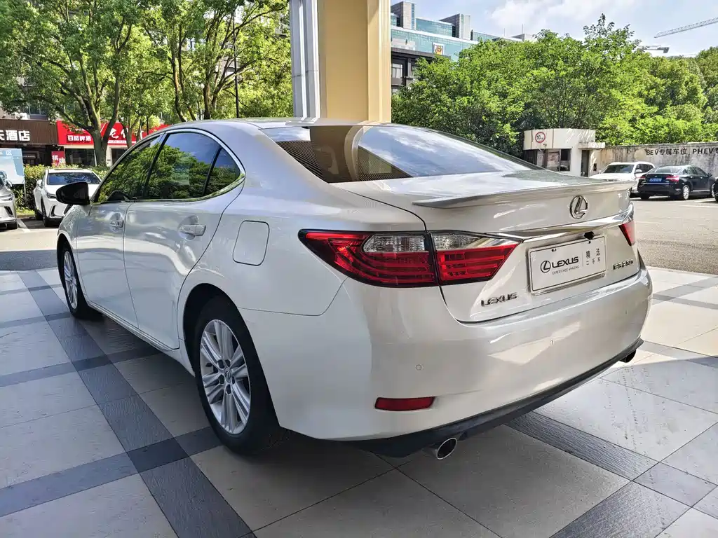 Lexus ES — миниатюра 7