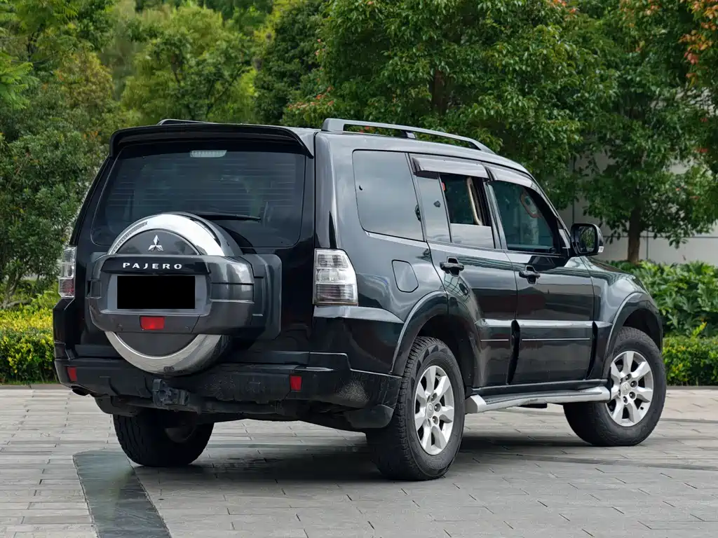 MITSUBISHI PAJERO