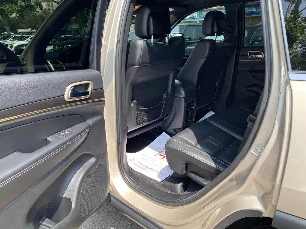 Jeep Grand Cherokee (Import) — миниатюра 16