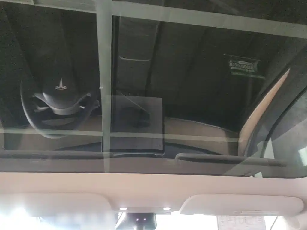 Tesla Model Y — миниатюра 18