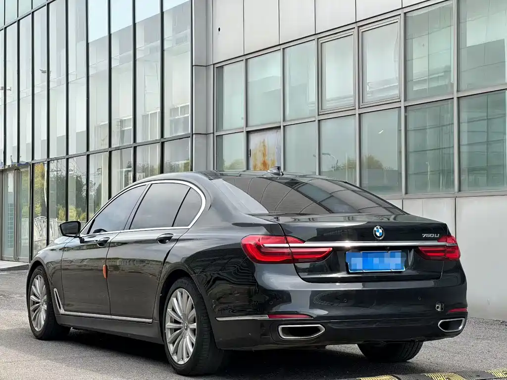 BMW 7 Series — миниатюра 9
