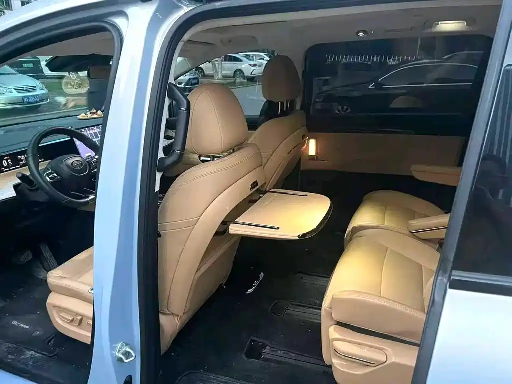 GAC Motor 传祺E8 PHEV — миниатюра 3