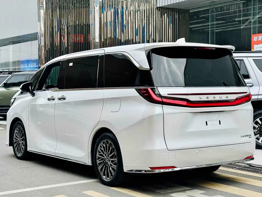 LEXUS LM