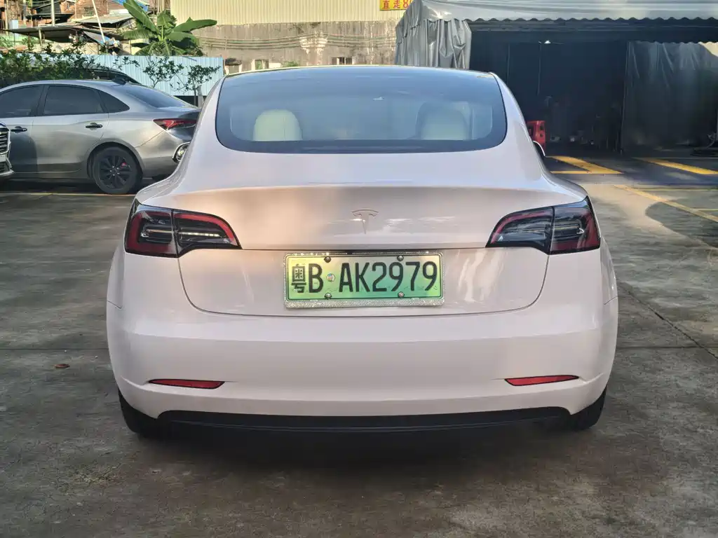 Tesla Model 3 — миниатюра 6
