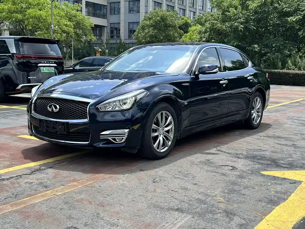 Infiniti Q70