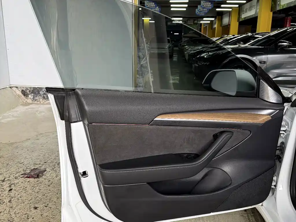 Tesla Model 3 — миниатюра 9