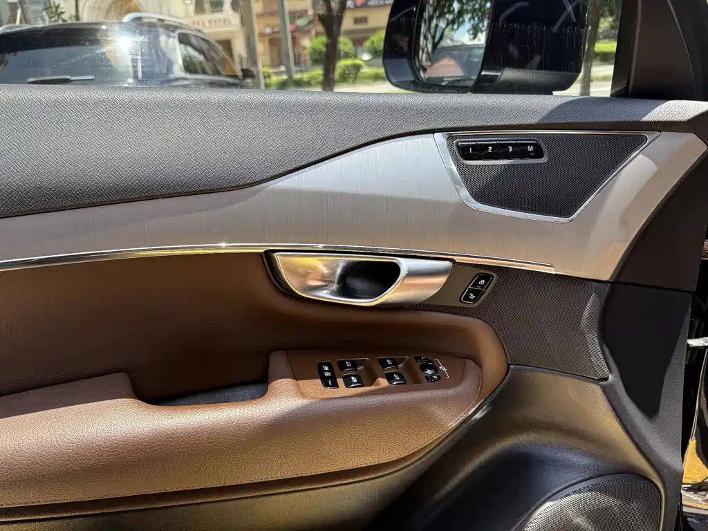 Volvo XC90 — миниатюра 11