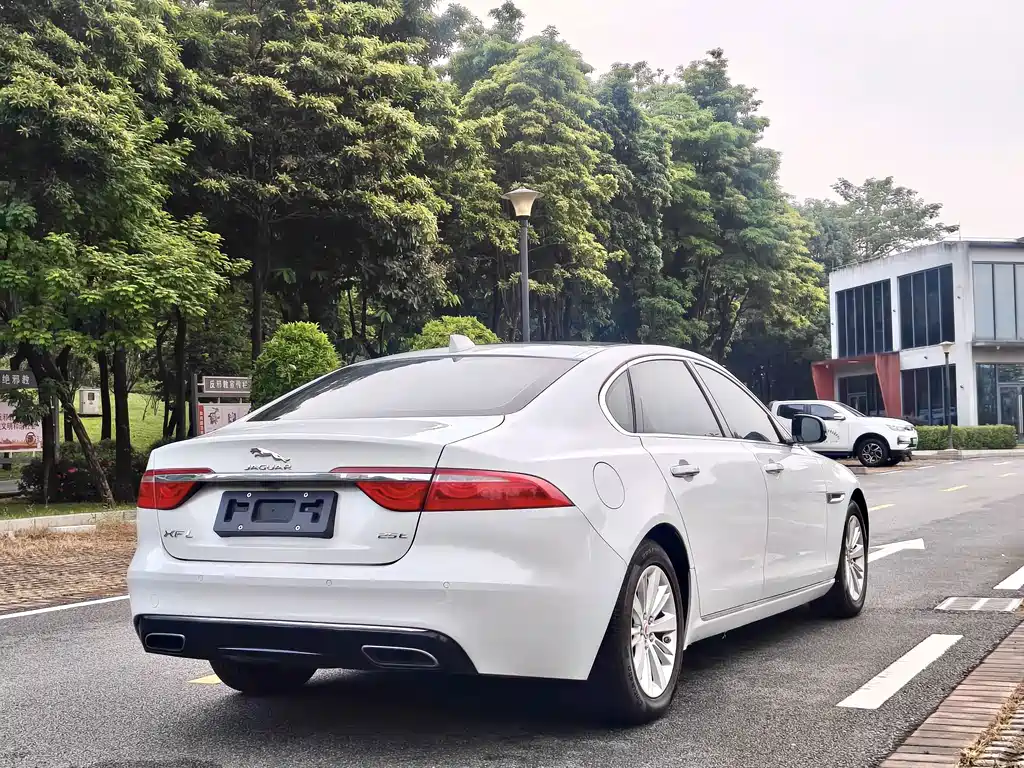 Jaguar XFL — миниатюра 5
