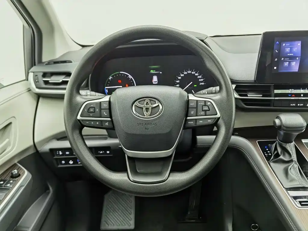 Toyota Granvia — миниатюра 11