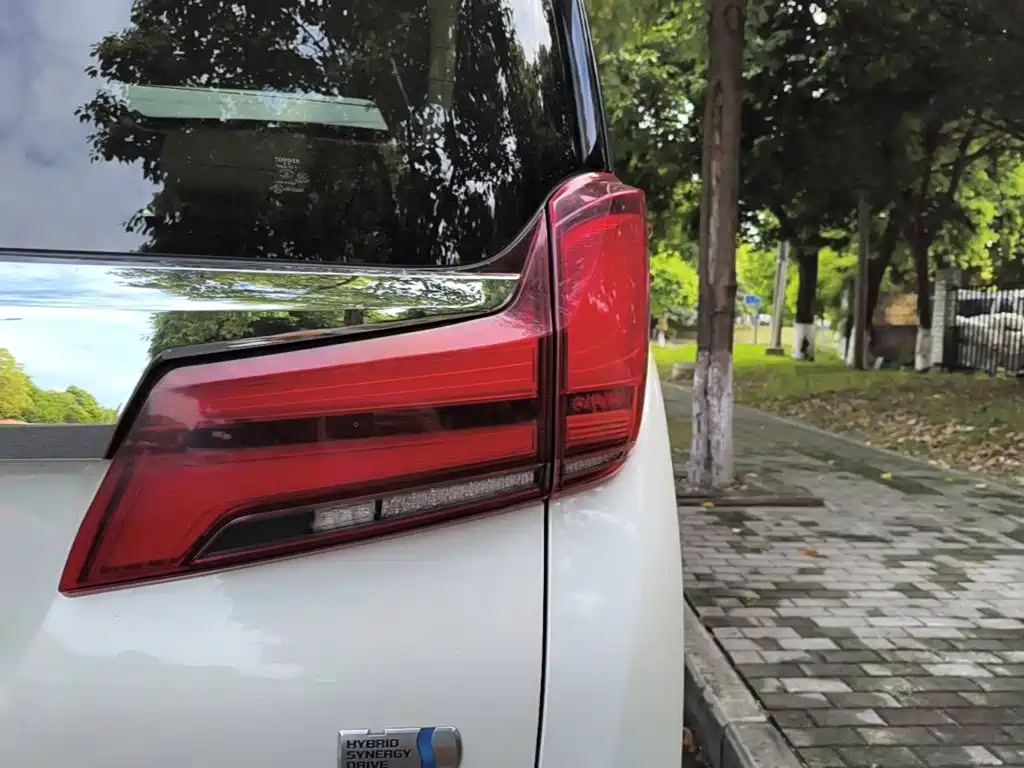 Toyota Alphard — миниатюра 8