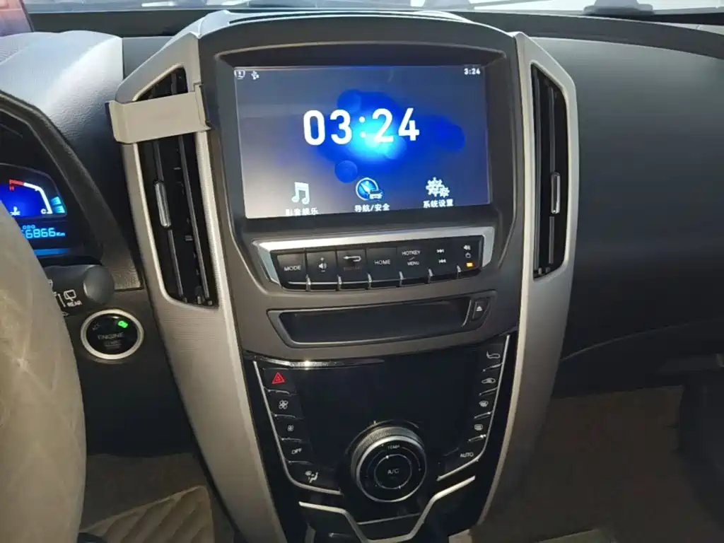 Luxgen U6 — миниатюра 13