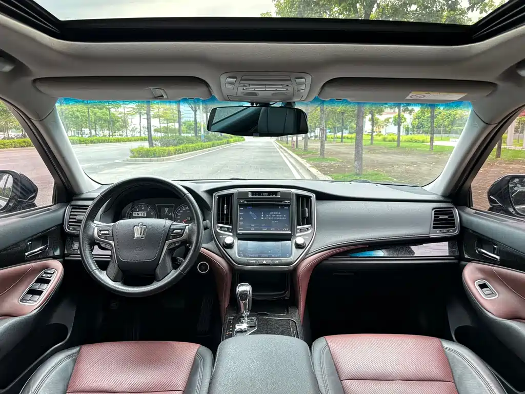 Toyota Crown — миниатюра 5