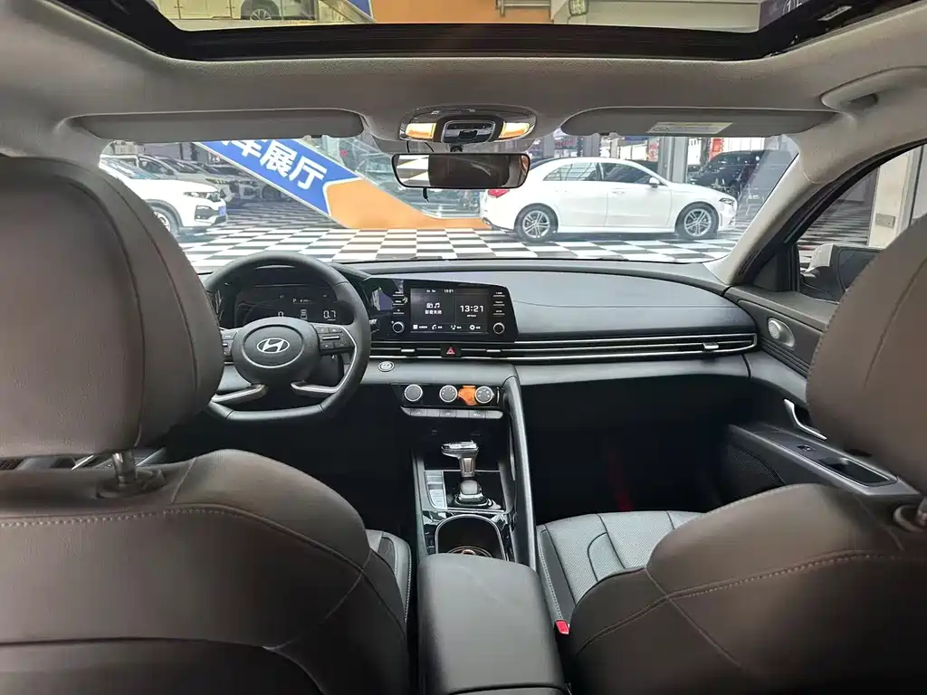 Hyundai Elantra — миниатюра 16