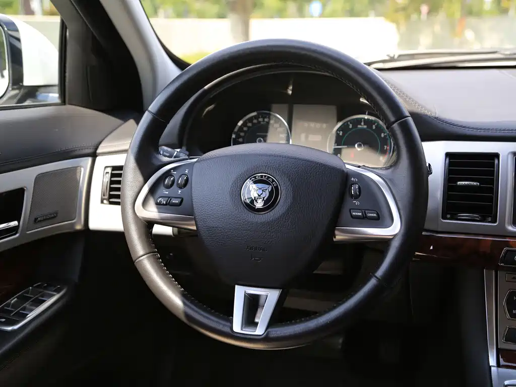 Jaguar XF — миниатюра 5