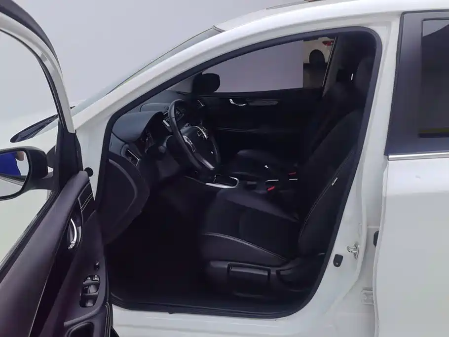Nissan Tiida — миниатюра 9