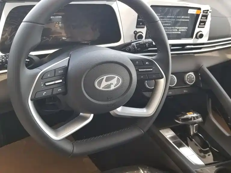 Hyundai Elantra — миниатюра 10