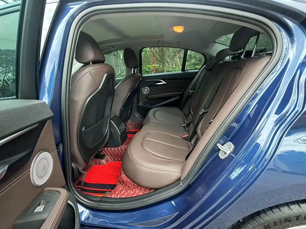 BMW  1 SERIES