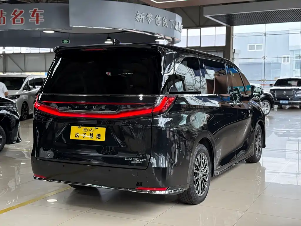 LEXUS LM