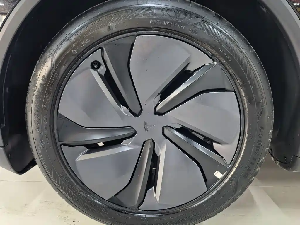 Tesla Model Y — миниатюра 14