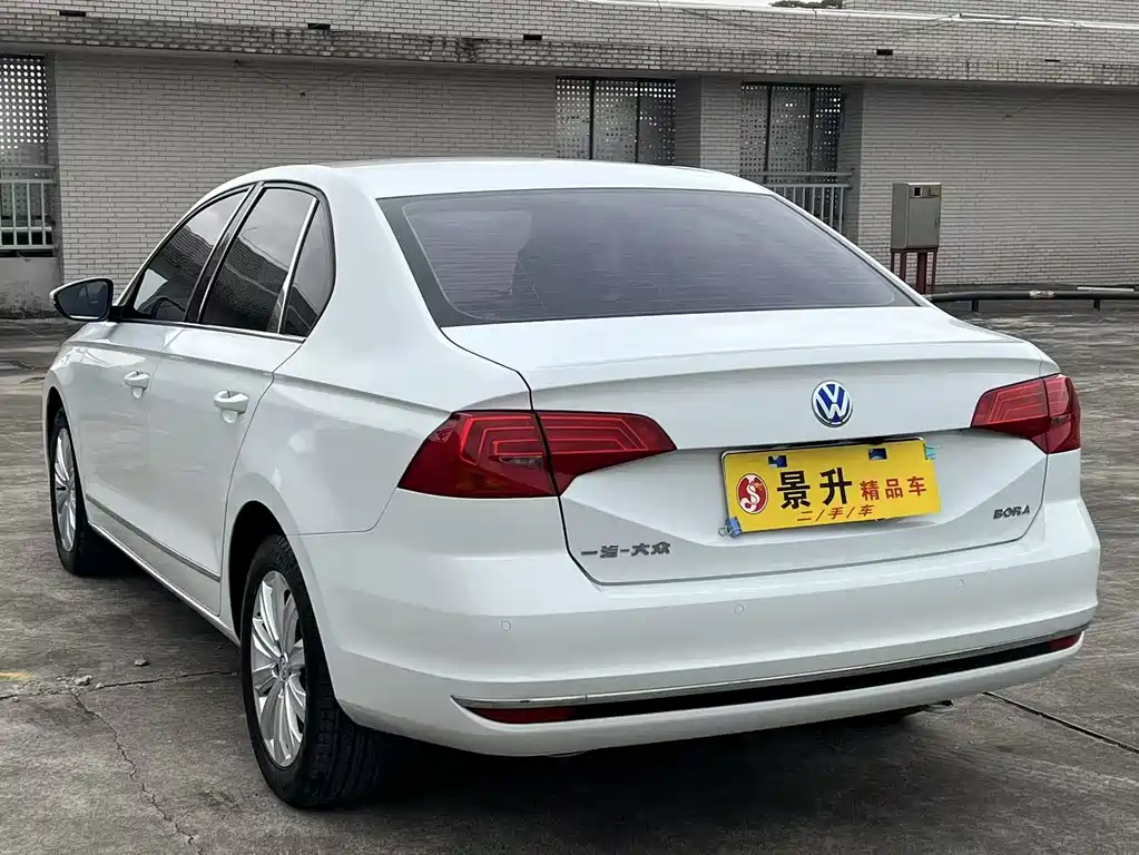 VOLKSWAGEN BORA