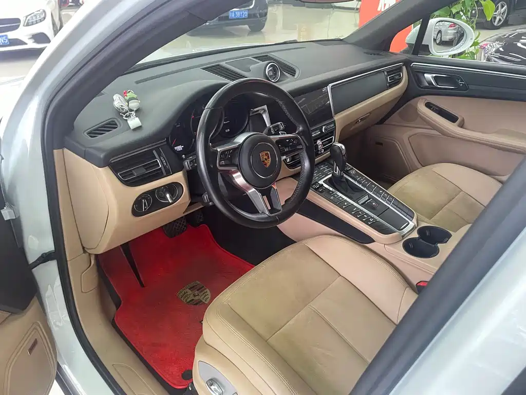 PORSCHE MACAN