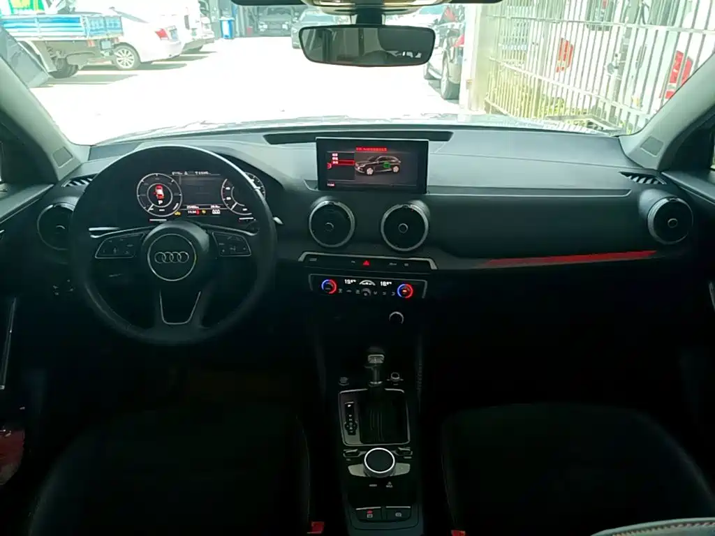 Audi Q2L e-tron — миниатюра 10